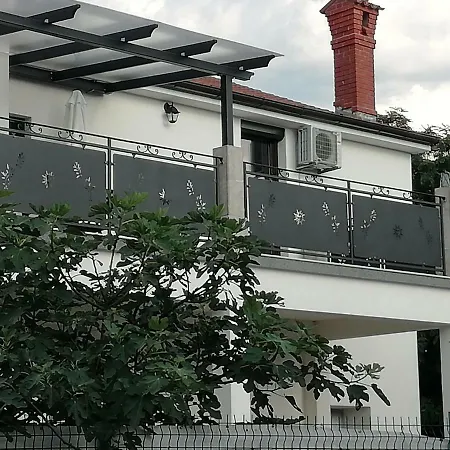 Roberta Apartment