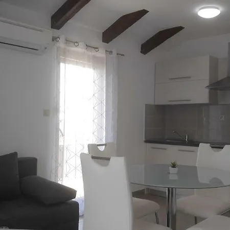 Roberta Apartment *